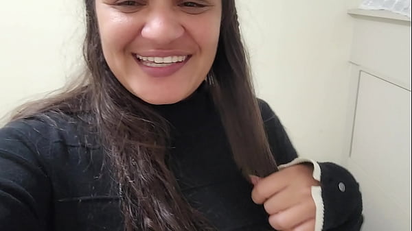 Adoro exibir minha buceta peluda na cam