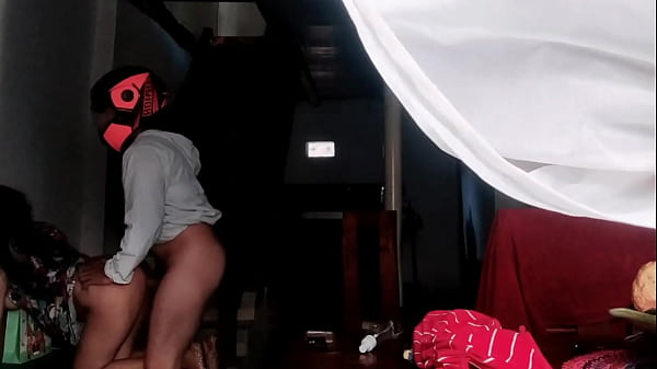 SE ME ANTOJA PIZZA Y ENCARGO UNA, A LO QUE LLEGA LA PIZZA ME COMO LA PIZZA Y AL REPARTIDOR DE PIZZA, QUE CACHONDA Y PUTA SOY PARA FOLLAR AL DESCONOCIDO REPARTIDOR, SEXO REAL CASERO AMATEUR