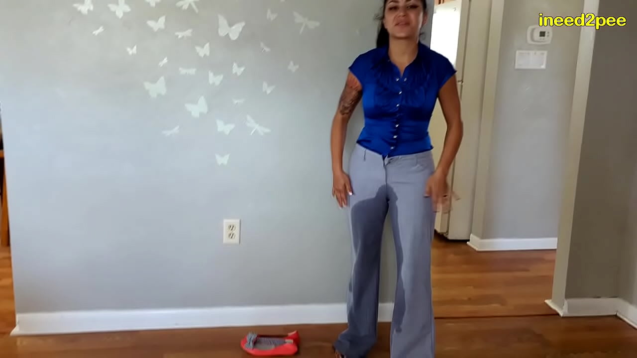 desesperación por orinar y mojar sus apretados jeans meando los pantalones
                        girls pissing pee piss peeing wetting omorashi female desperation muchos negros