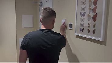 Por tocar el timbre se las terminan follando