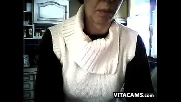 Older Web Cam Slut Showing Tits