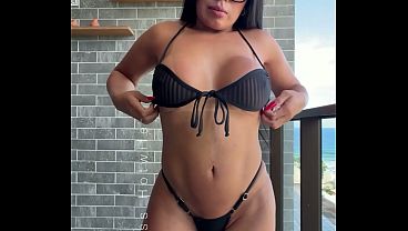 Puta casada experimentando novos biquínis safados e transparentes, qual você quer me ver usando na praia?