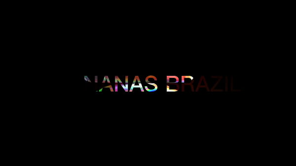 Download Video - Aventura trans ao ar livre&excl; Bonequinha do Bananas Brazil transa no mato e fode casal na praia