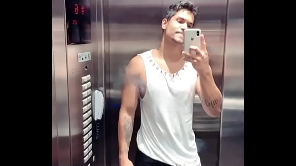 Download Video - Gato safado de Recife pau duro no elevador