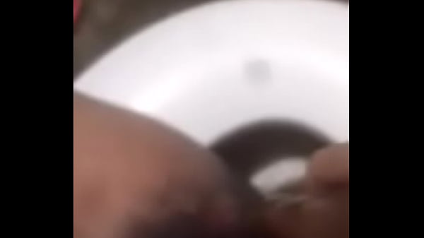 Une Brune Chaude Montre Une Vidéo En Train De Se Masturber