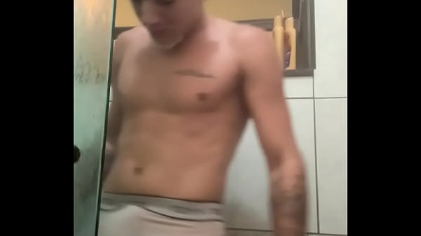 Download Video - novinho dotado tomando banho