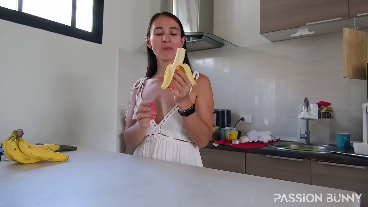 Frutty morning - banana eating routine / SFW