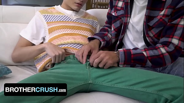 Download Video - Step Bro Amone Bane Shows His Innocent Young Step Brother Donovan How To Masturbate - BrotherCrush