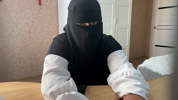 Arab MILF masturbates herself live on web chat
