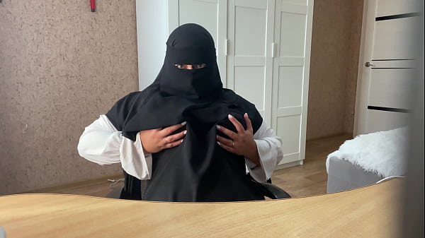 Arab MILF masturbates herself live on web chat