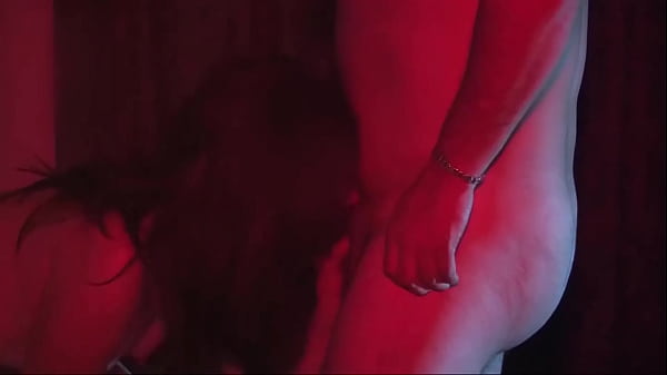 Download Video - Esposa chup&aacute;ndosela a sus amigos mientras el esposo los graba