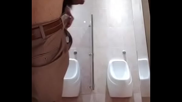 Ahora en los baños, buscando sexo y con tanga. ...