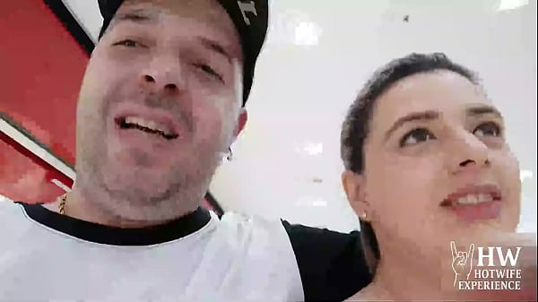 Fudeu no carro do app: casada safada goza no motorista dotado enquanto corno pat&eacute;tico filma de pertinho sua humilha&ccedil;&atilde;o!