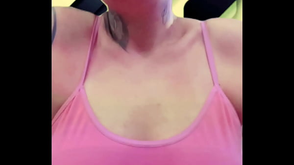 Download Video - Eu toda suada at&eacute; buceta escorrendo e louca de tesao na academia chamei minha amiga pra vim tomar banho comigo no vesti&aacute;rio &period;&lpar;Se pagamos ali mesmo publico&rpar;
