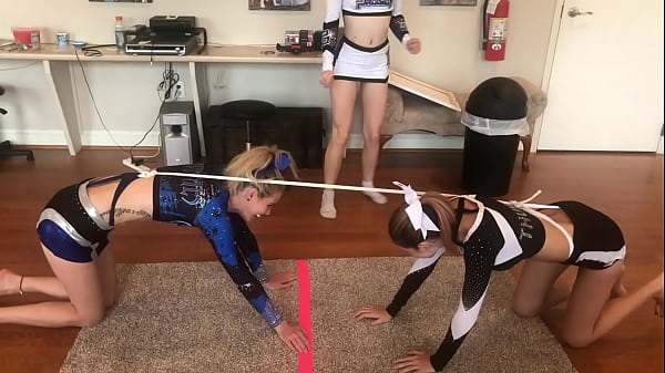 Pom-Pom Girl À La Corde