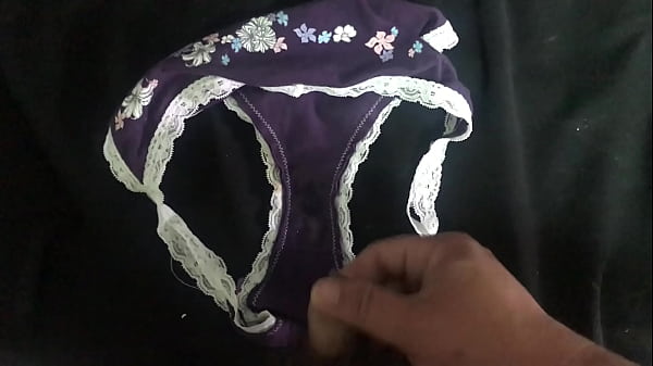 射在紫色原味蕾絲邊內褲上 底部濕濕的 味道很重