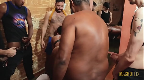 Download Video - Levando leite de v&aacute;rios machos parte 1