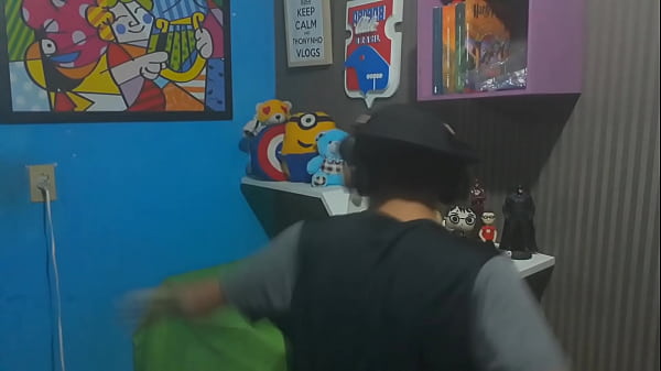 Loira e morena safada andando de biquini na pra...