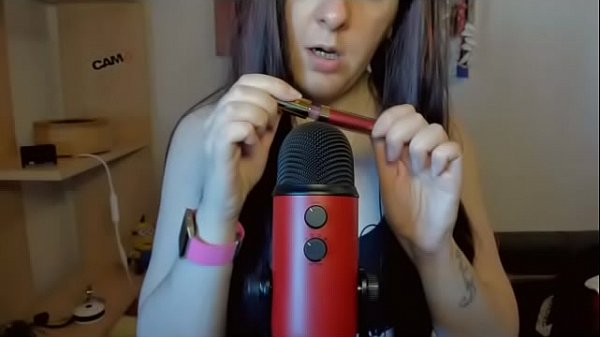 Give me your cock inside your mouth! Games and sounds of saliva and mouth in Asmr with Blue Yeti