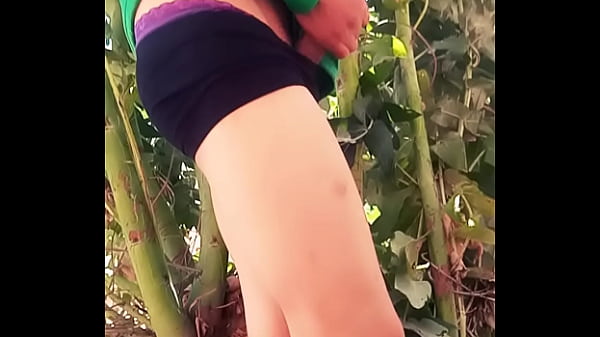 Download Video - chico se masturba  con buzo de esmeralda