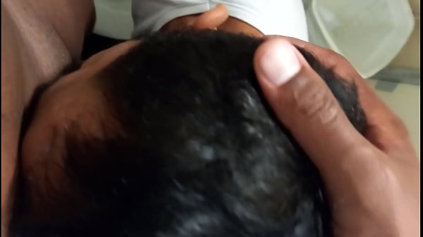 Entrei num box do banheiro do terminal LUZ e l&aacute;...