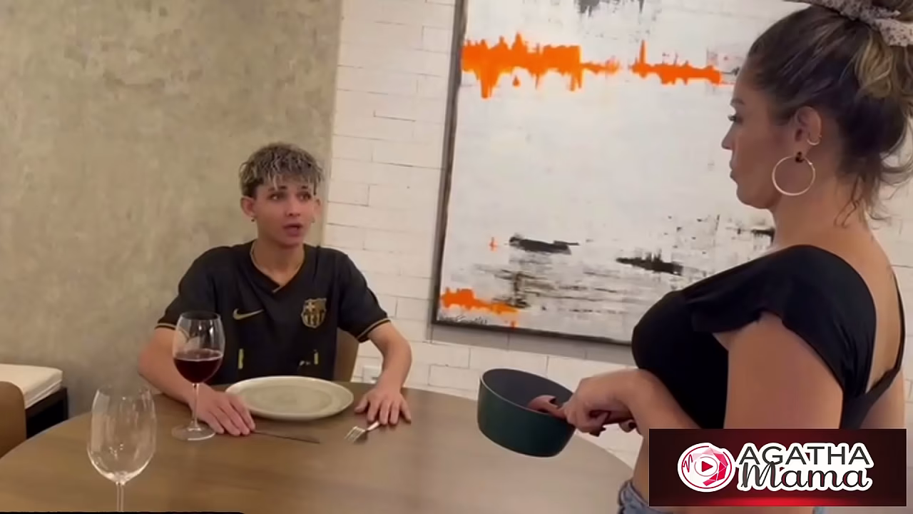 La madrastra traviesa se acuesta con su hijastro y le pide que no se lo cuente a su padre. La madrastra traviesa ve el enorme pene de su hijastro, se acuesta con él como una mujer casada y engaña a su marido cornudo dentro de su propia casa.