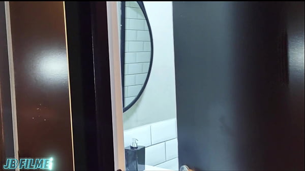 Comeu a prima sem d&oacute;. Assim que a tia saiu. Bill Smoke - Atriz Hellen Almeida