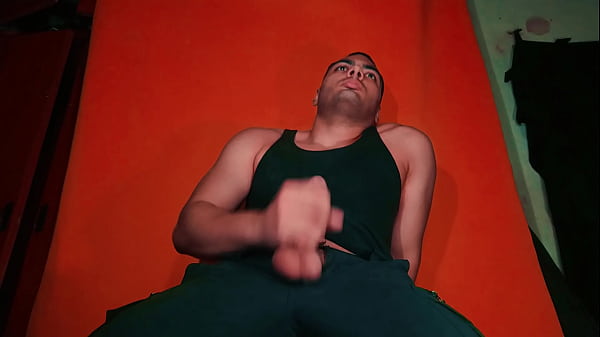 GuitarJob - Frotando una guitarra Yamaha C-80 hacha en china de estilo española sobre el pene grande de Sexy - Fondo Color Zanahoria