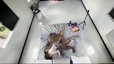 2人のレズビアンの女の子が私の目の前でお互いにオーラルセックスをしてセックスをする。私はその2人両方とセックスする。