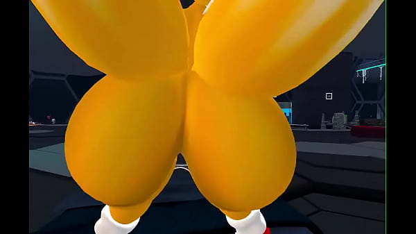 Fem Tails shakes Ass