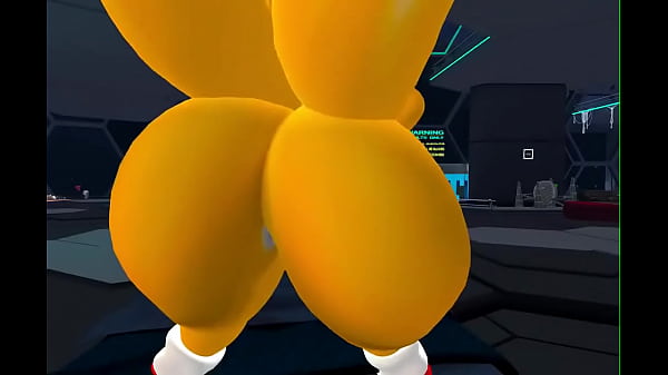 Fem Tails shakes Ass