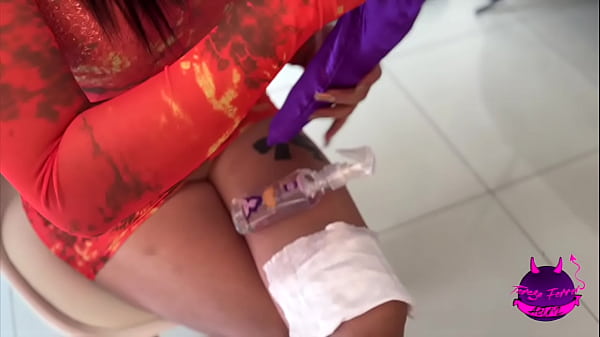 Disfrutando mis juguetes favoritos.