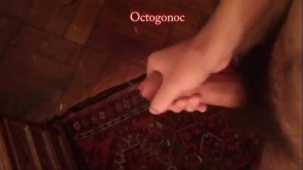 Masturbación nocturna para manchar la alfombra ...