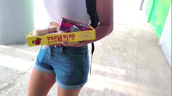 Linda Teen - ¡Pequeña Vendedora Ambulante Termina en un Hotel con un Desconocido! Cámara Oculta