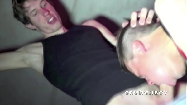 Submissa sendo beijada em uma tipoia pelo belo Adrien.