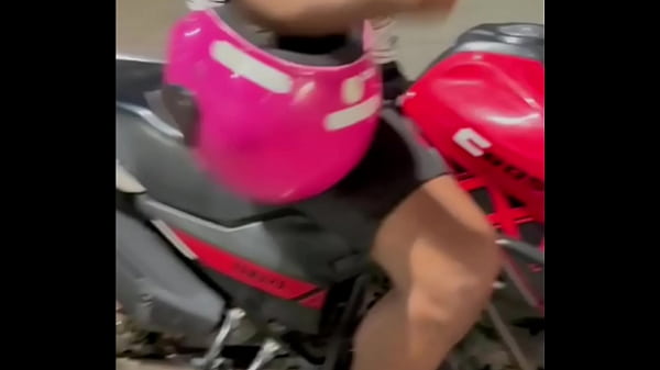 ENTREGADOR SUBIU PRA BEBER AGUA E OFERECI MEU C...