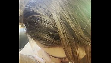 若い尻軽女が彼氏を裏切った。若い女の子がパーティーで筋肉質の男と出会い、浮気された彼氏に内緒で彼とセックスをした。