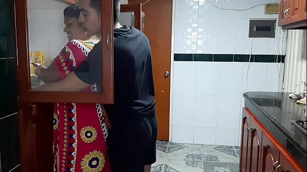 Seduzco a mi madrastra en la cocina para que ch...