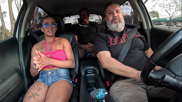 Couple from RJ gets in the car and the husband cleans the cum from his wife's pussy with his tongue - Kaay Alves