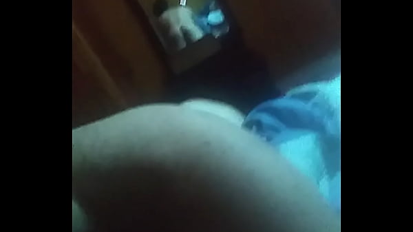 Gay frente a un espejo con su Tanga