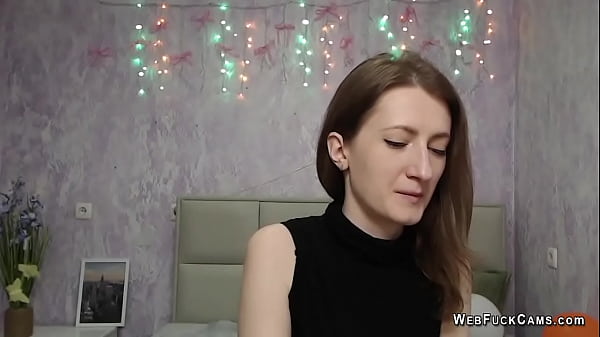 Amateur Brune Aux Épaules Nues Sur Webcam