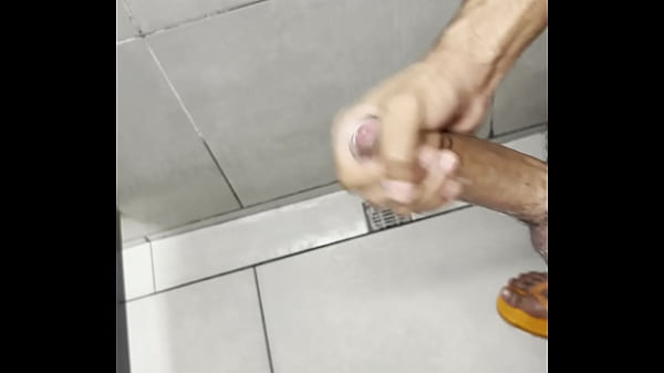 Masturbándome en el baño del gym - PARTE 2