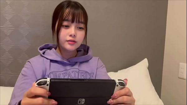 [Sex between cohabiting couples] While my girlfriend was engrossed in a game, I removed her jeans halfway down to her butt and made her cum from behind while standing.