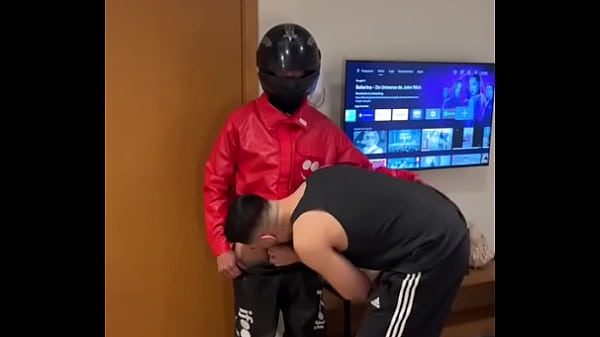 VIRANDO PUTA DO ENTREGADOR