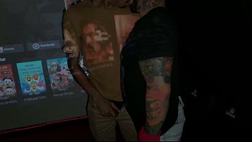 Gay chupando a pica enorme do ativo antes de dar o cu