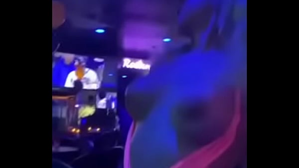 Aa Capone Avec Un Méchant Aux Gros Seins