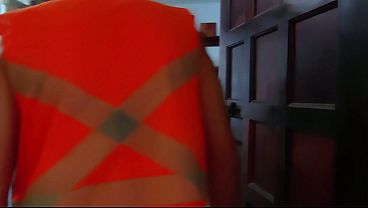 友達の家（浮気された男の友達）に行ってトイレを借りようとしたら、彼の妻が半裸でいるのが見えた。すると浮気された男が出てきたので、俺はデカチンで彼女をファックした。