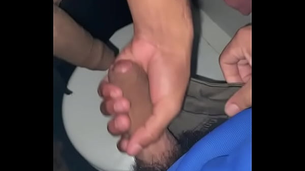 No BANHEIRO DA BOATE 23cm do Pauzudo a gente se...