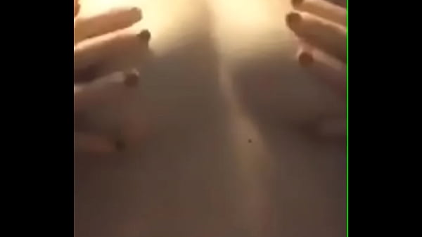 Mi amiga me manda videos de sus tetas para tocarme y correrme