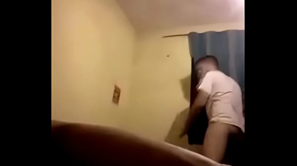 Download Video - Casal sem vergonha transa de porta aberta